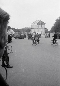 853192 Afbeelding van de doortocht van de geallieerden, op de Catharijnesingel te Utrecht; links de ingang van de ...